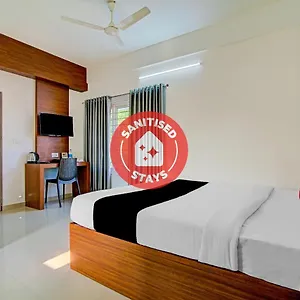 Vaccinated Staff- Capital O 74715 Phoenix Holidays Hotel Kochi